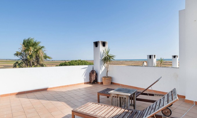 Conil de la Frontera City Center Apartment | Apartment 'Nueve Pies Surfhouse' with Sea View, Private Terrace and Wi-Fi