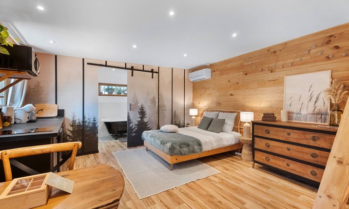 Toulon Apartment | Apartment 'Essencia' with Wi-Fi and Air Conditioning