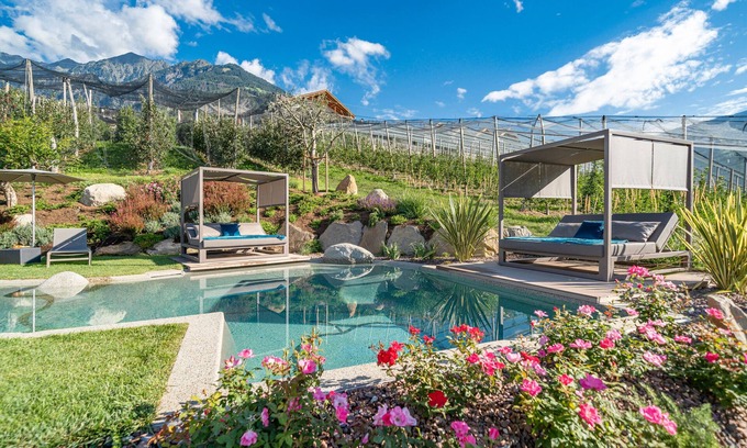 Caines Apartment | Apartment "Feldhof Apfeloase" with Saltwater Pool, Panoramic Lawn and Balcony