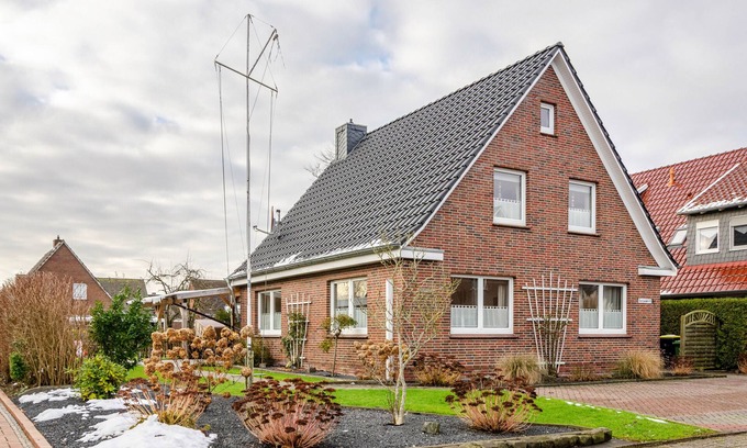 Norddeich Apartment | Apartment 'Ferienhaus Diekster - Erdgeschoss 2' with Private Terrace, Private Garden and Wi-Fi