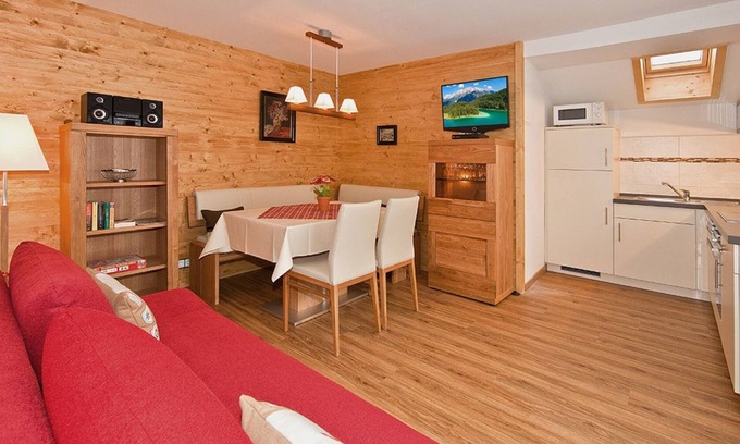 Mittenwald Apartment | Apartment 'Ferienwohnung 4' with Mountain View, Shared Garden and Wi-Fi