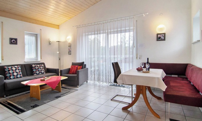 Petershausen-Ost Apartment | Apartment 'Ferienwohnung Links' with Balcony and Wi-Fi