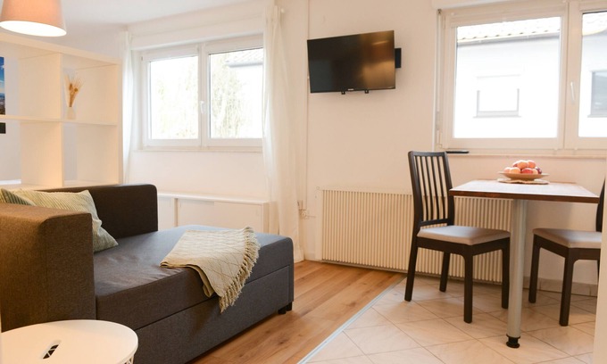 Unterpfingstweid Apartment | Apartment 'Ferienwohnung Malou' with Wi-Fi