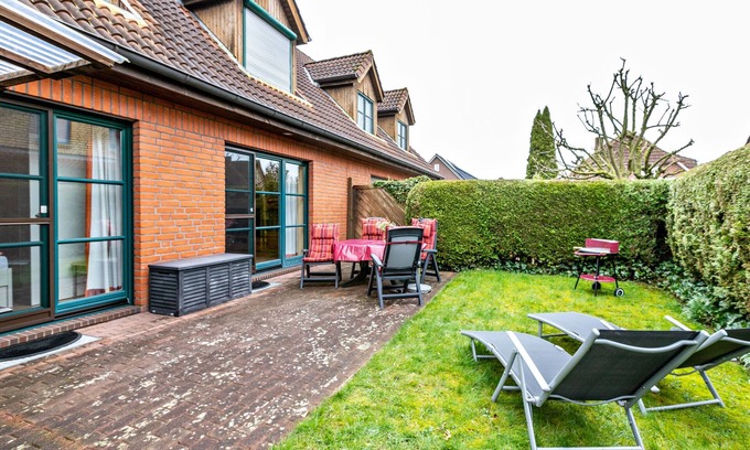Warwerort Apartment | Apartment 'Fewo Pippert' with Private Terrace, Private Garden and Wi-Fi