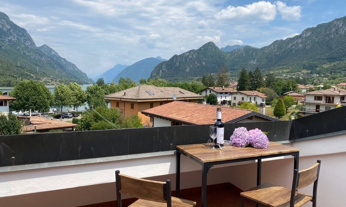 Idro Apartment | Apartment for 2 adults + 1 child, great view, 200m to the lake/beach, garden