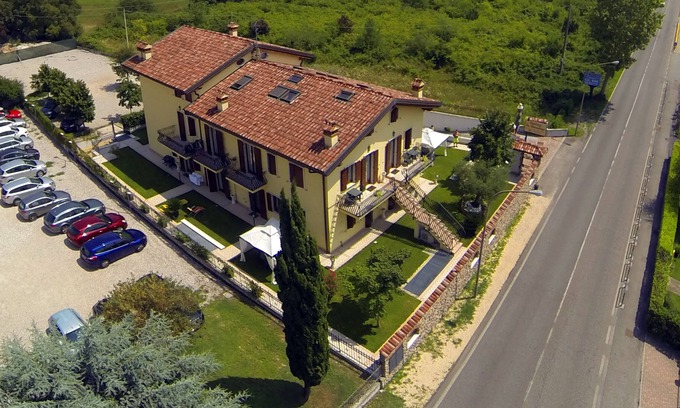 Borgo Roma Condo | Apartment for 3/4 people on the ground floor with garden