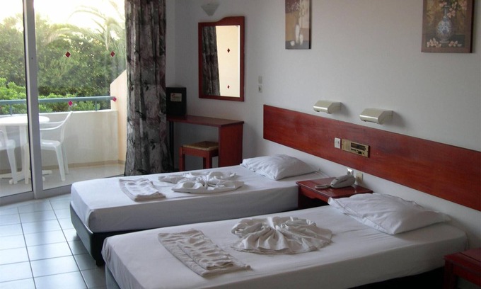 Adelianos Kampos Apartment | Apartment for 3 people with swimming pool near the beach
