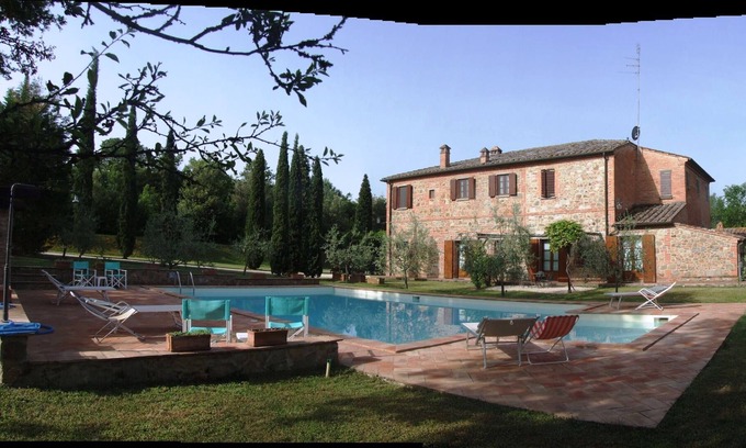 Santarello House | Apartment for couple in a farmhouse with swimming pool on the hills of Siena