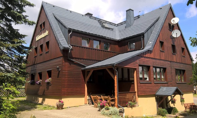 Hermsdorf-Erzgebirge Apartment | Apartment for families or larger groups