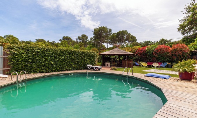 Six-Fours-les-Plages Apartment | Apartment in a villa Pleine Nature with shared pool, Wi-Fi and air conditioning