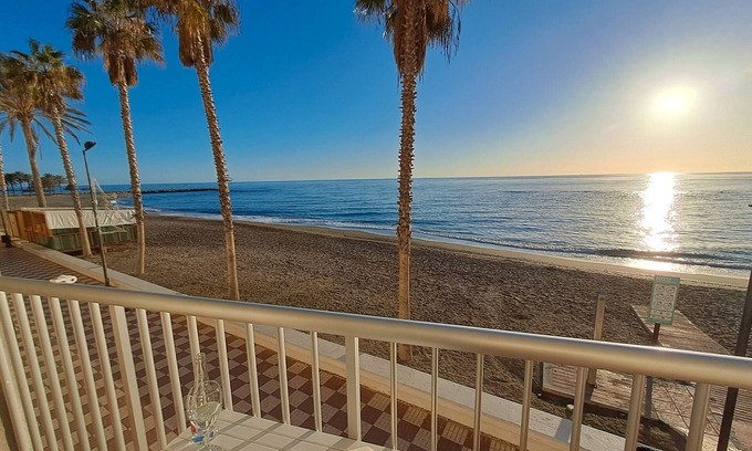 Torrenueva Apartment | Apartment 'Frente Al Mar Y A Pie De Playa' with Balcony, Wi-Fi and Air Conditioning
