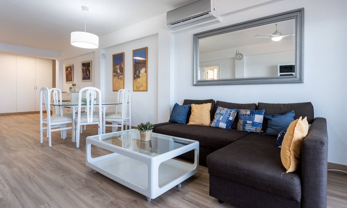 Fuengirola City Centre Apartment | Apartment 'Fuengirola Vistas al Mar' with Sea View, Wi-Fi and Air Conditioning