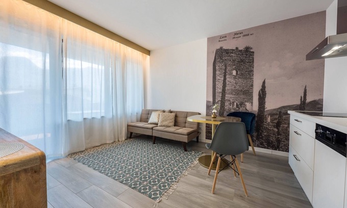 Lana Apartment | Apartment “goldfinger unique Apartment” with Mountain View, Garden & Pool