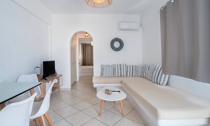 Naxos Apartment | Apartment 'Grotta Carpe Diem' with Balcony, Wi-Fi and Air Conditioning