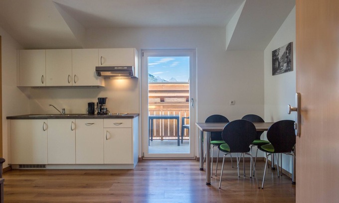 Tirolo Apartment | Apartment “Haller Hof A” with mountain view, Wi-Fi & Parking Available