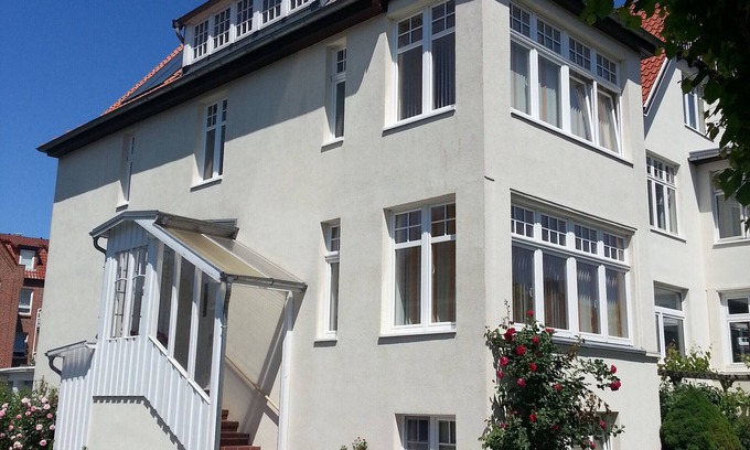 Alt-Travemunde/Ronnau Apartment | Apartment 'Haus Übersee Wohnung Fidji' with Private Terrace, Shared Garden and Wi-Fi