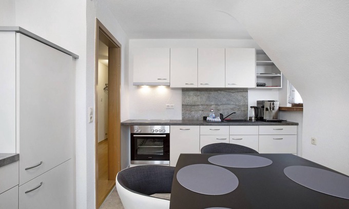 Meckenbeuren Apartment | Apartment 'Haus Zäh' with Mountain View and Wi-Fi