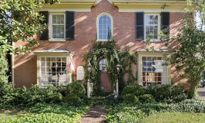 Chevy Chase House | Apartment Haven above Lexington’s Specialty Coffeeshop. Best location to be!