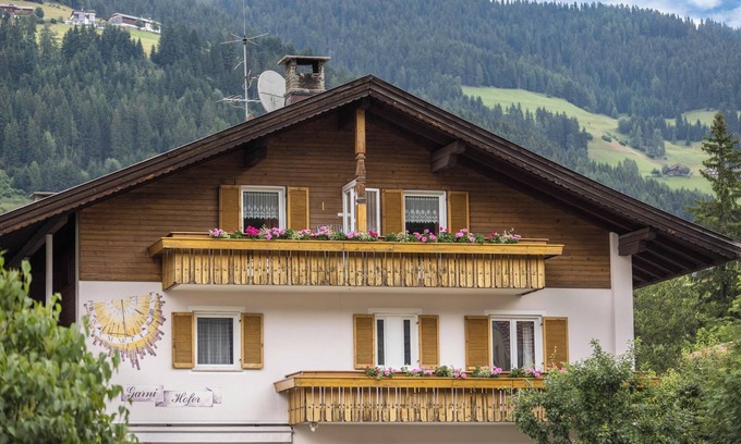 Villabassa Apartment | Apartment "Hofer Heidi" with Mountain View, Wi-Fi, Balcony and Garden