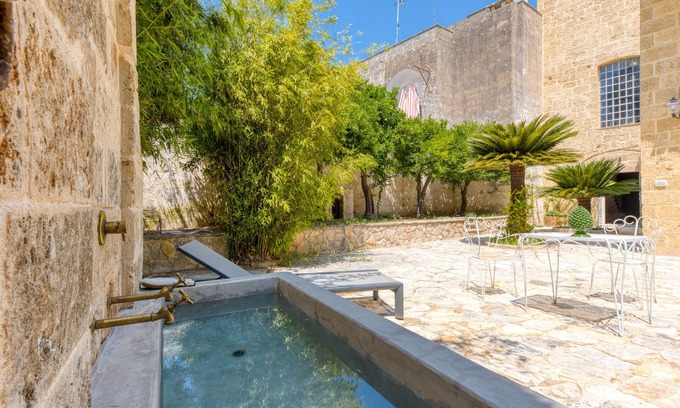 Corsano Apartment | Apartment 'Humilitas - Basium' with Private Garden, Wi-Fi and Air Conditioning