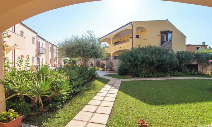 Porto Pozzo Apartment | Apartment 'I Mirti 1' with Private Terrace, Shared Garden and Air Conditioning