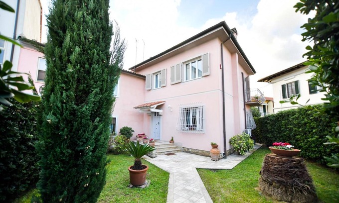 Pisa Apartment | Apartment 'Il Villino Di Monic' with Private Garden