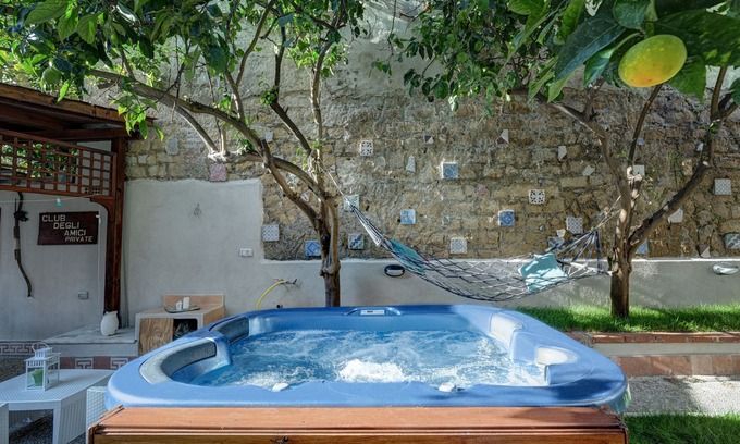 Rione Sanita House | Apartment immersed in a lemon grove oasis with an enveloping whirlpool