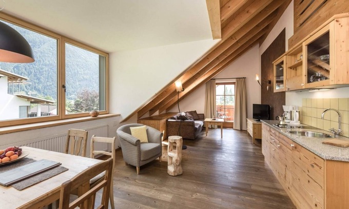 Sand in Taufers House | Apartment In A Hotel 'Mair Zu Hof St. Mauritzien 3' with Mountain View, Shared Garden and Wi-Fi