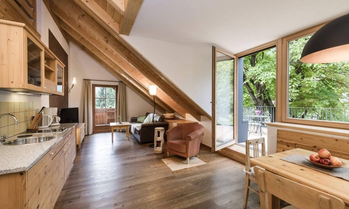 Sand in Taufers House | Apartment In A Hotel 'Mair Zu Hof St. Mauritzien 4' with Mountain View, Private Terrace and Wi-Fi