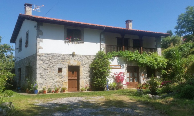 Llamigo Apartment | Apartment in Asturian country house, close to beach