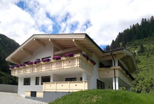 Neustift Im Stubaital Apartment | Apartment in Stubai Alps with SuperCard