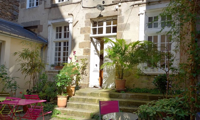 Intra Muros Apartment | Apartment in beautiful 17th century building, St Malo intra muros, near beaches
