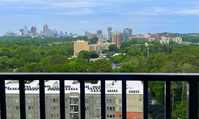 Peachtree Heights West Apartment | Apartment in Buckhead, Nice City View