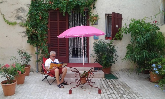 Cassis Apartment | apartment in cassis center of the village old week end MN 4 days out of season