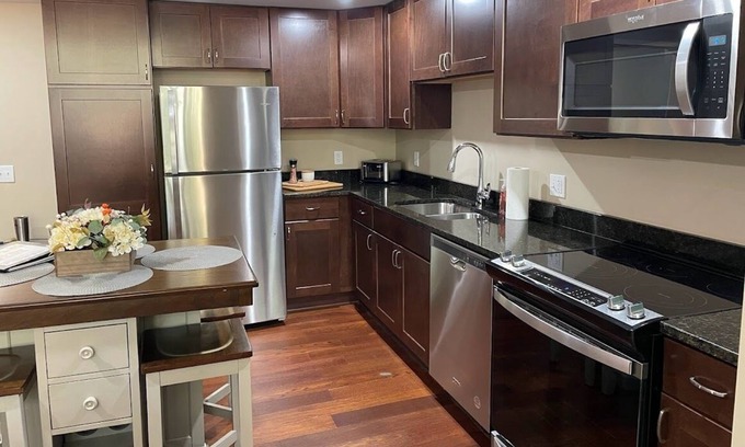 Lakefront Apartment | Apartment in center of beautiful Franklin Square near SU, downtown, mall & more