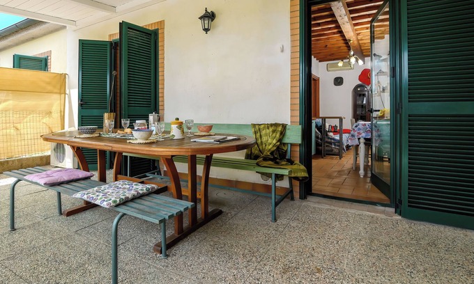 Piombino Apartment | Apartment 'In Mezzo Ai Girasoli' with Private Terrace and Air Conditioning