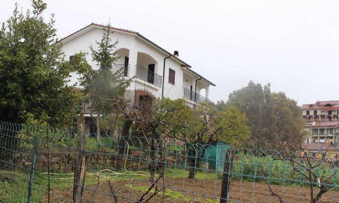 Artallo Apartment | Apartment in Semi-detached Villa with Garden