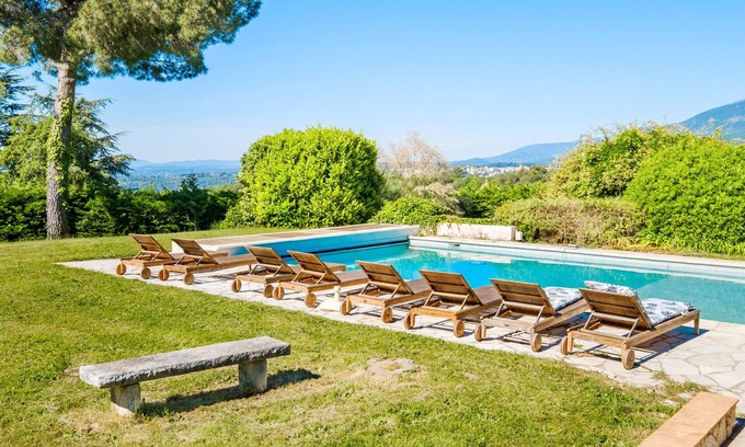 La Gaude Apartment | Apartment in the magnificent Mas des Serens with mountain views, Wi-Fi, and air conditioning