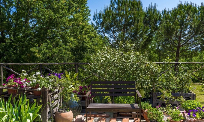 Laterina Apartment | Apartment in the Tuscan countryside with wi-fi, TV, pool and bar/restaurant on site!