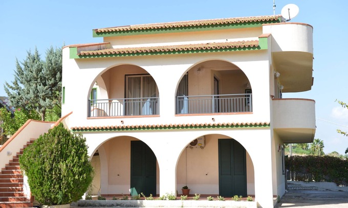 Porto Palo Apartment | Apartment In Villa near The Sea