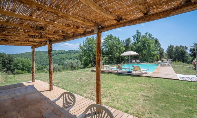 Poggibonsi Villa | Apartment in villa with pool, WIFI, A/C, TV, balcony, pets allowed, parking, close to San Gimignano