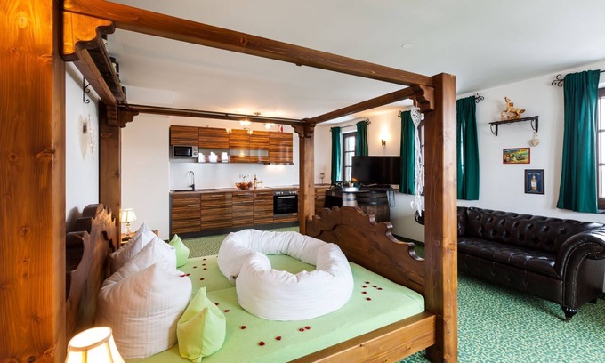 Hopfen am See Apartment | Apartment "Irish Whisky Suite" in the Vitusfort house
