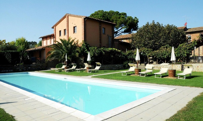 Castiglione del Lago Apartment | Apartment near Lake Trasimeno with Pool