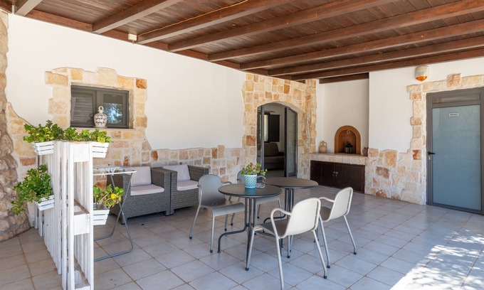 San Michele Salentino Apartment | Apartment 'Gelso' with Shared Pool, Wi-Fi and Air Conditioning