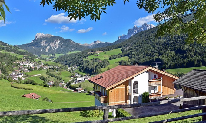 Funes Apartment | Apartment 'Jaiterhof Furchetta' with Mountain View, Shared Garden and Wi-Fi