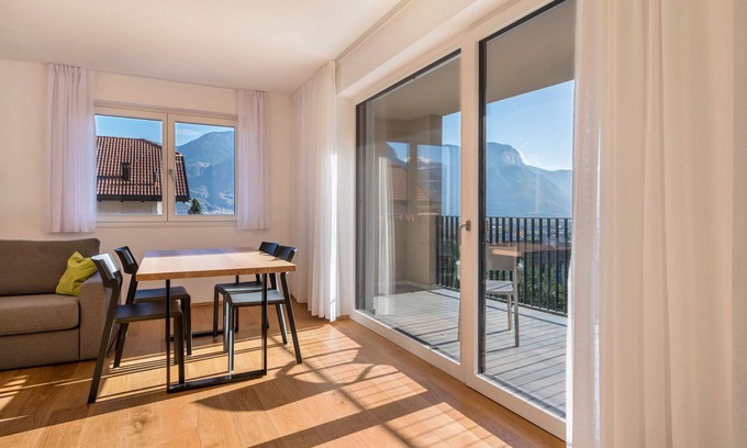 Tramin Apartment | Apartment "Karin - Golden" with Shared Terrace & Wi-Fi