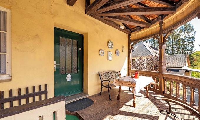Maring-Noviand Apartment | Apartment 'Kavaliershäuschen' with Mountain View, Shared Garden and Wi-Fi