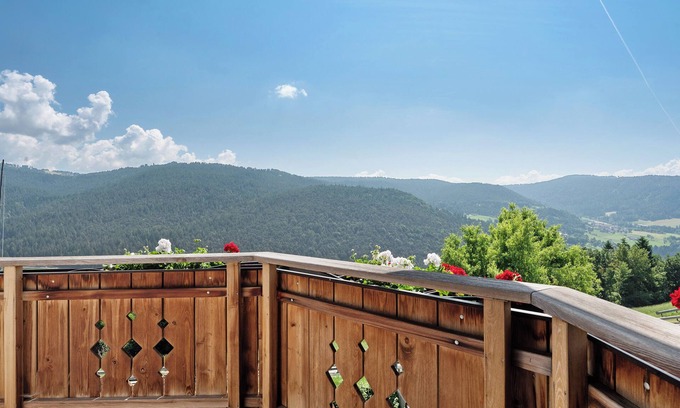 Molten Apartment | Apartment 'Kornblume' with Mountain View, Shared Garden and Wi-Fi