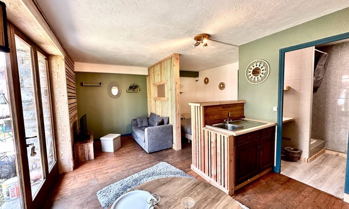 Ristolas Apartment | Apartment 'L'Etoile Des Cimes' with Private Garden and Wi-Fi