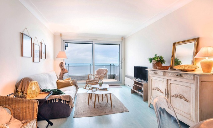 Bourgenay Apartment | Apartment 'La Houle, Appartement Face Mer' with Sea View, Balcony and Wi-Fi